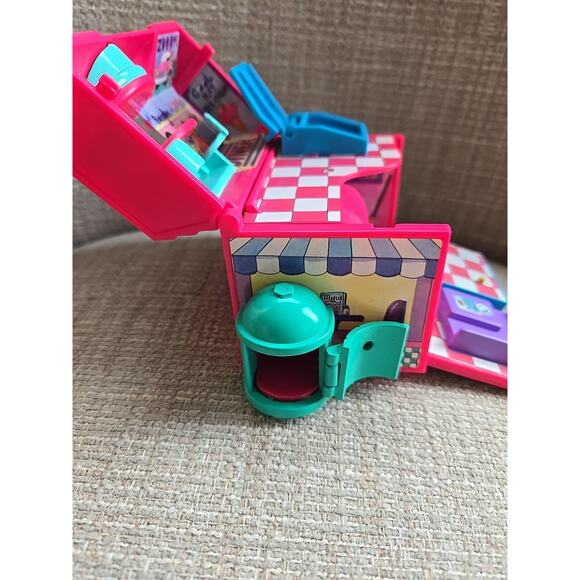 Vintage 1995 Galoob Mini Pound Puppies Diner Compact Playset w/ 2 figures - Picture 4 of 5